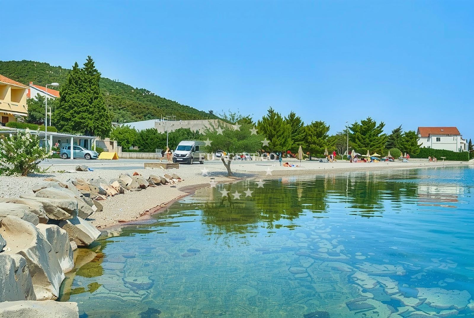 Shoreline and swimming area at Vinarija, Drače in Vinarija