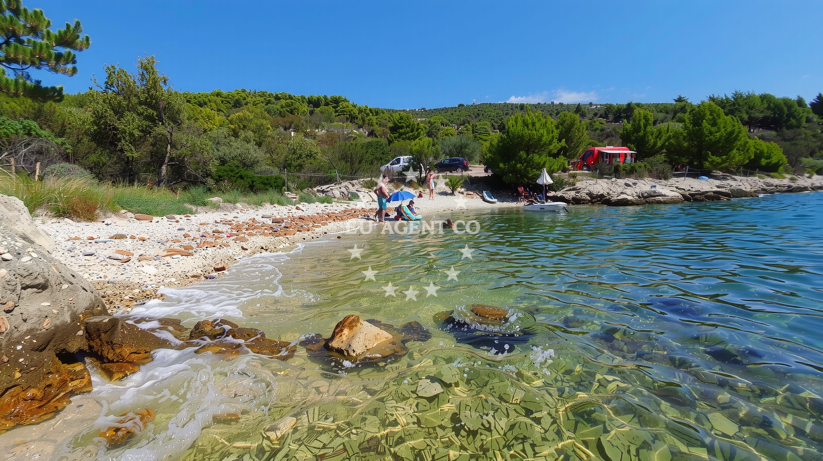 Overview of Vinisce beach in Kameli?ina 18B, Vinišće