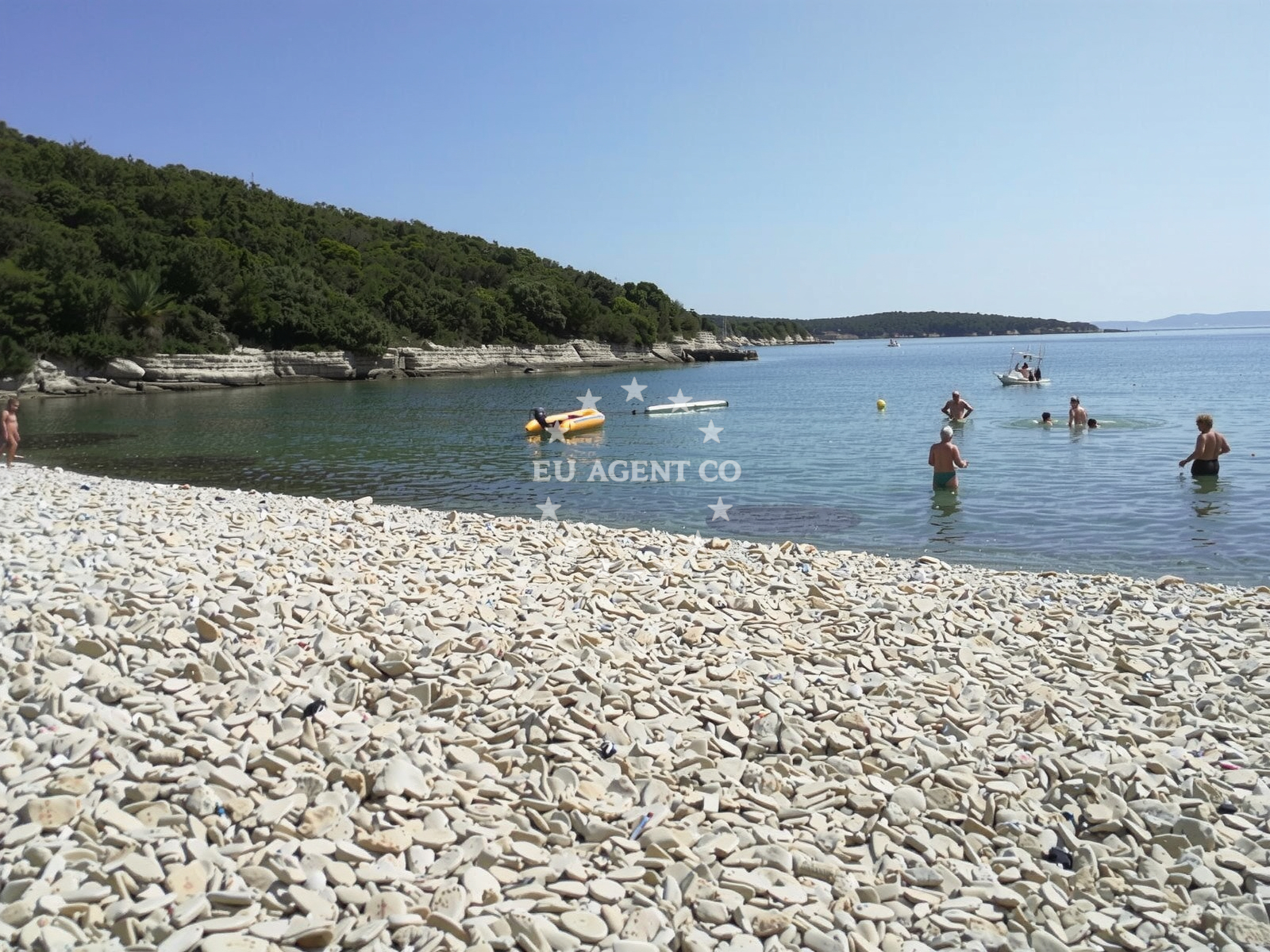 Shoreline and swimming area at Vinjole beach in 136, Kavran