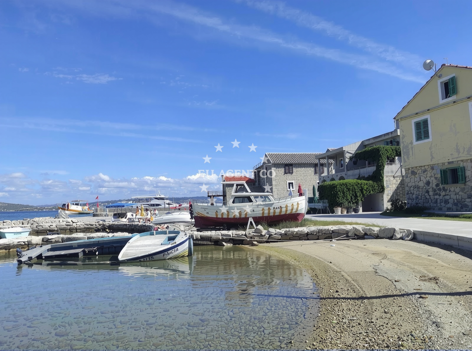 Beach facilities and surroundings at Vrgada Beach in Ulica Zdeslava Turića, Drage