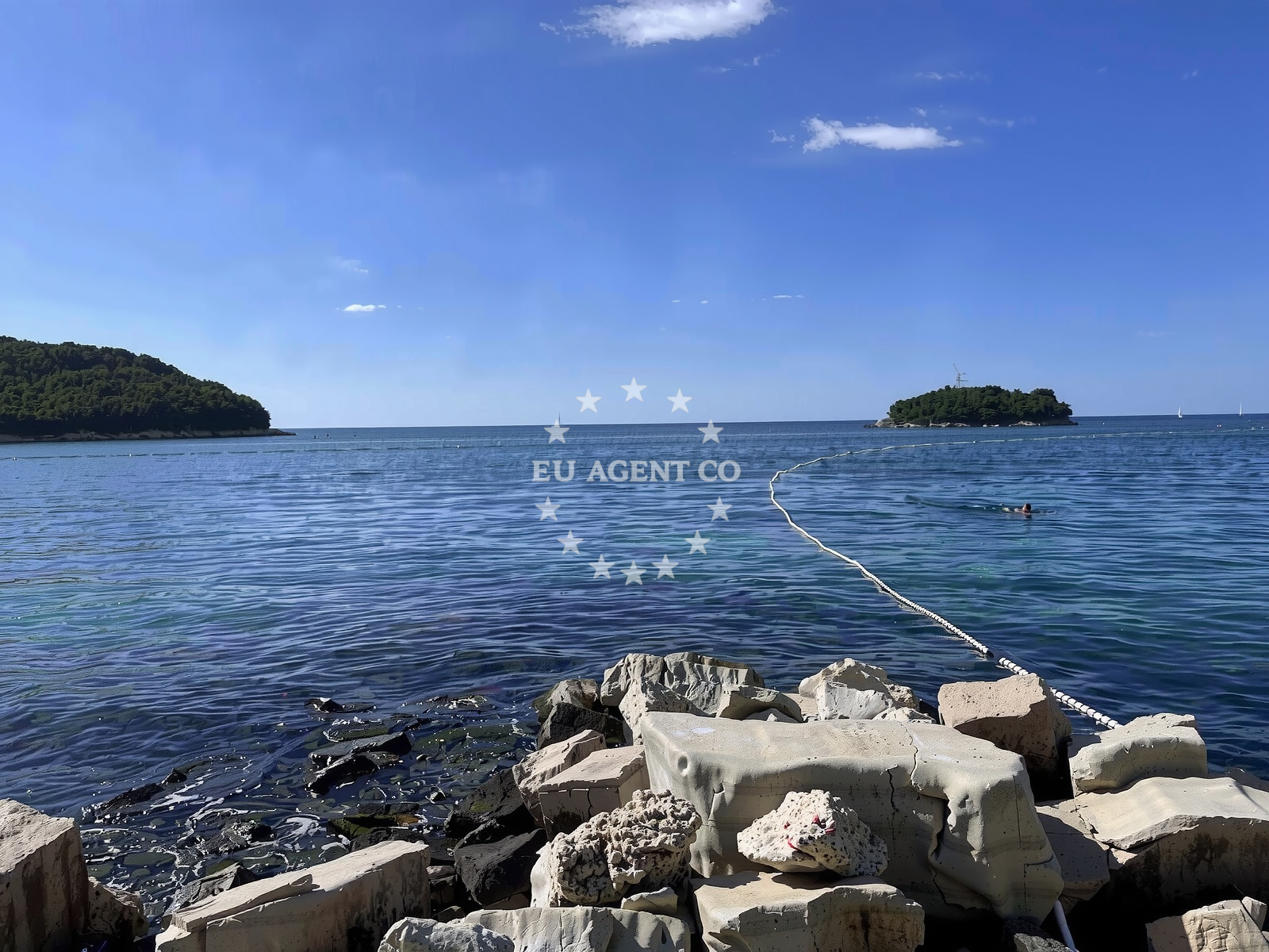 Beach facilities and surroundings at Vrsar Town Beach in 36 Porečka ulica, Vrsar