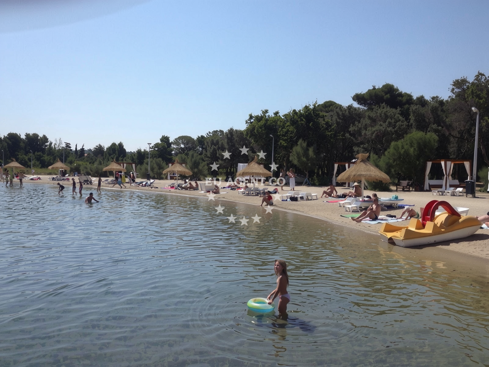 Beach facilities and surroundings at Vrtic beach in Jadranski put 20 A, Novalja