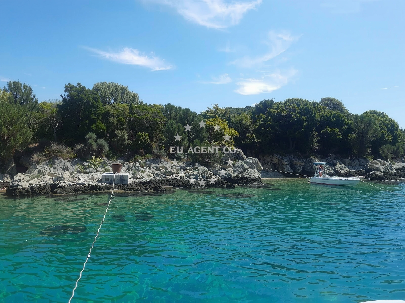 Beach facilities and surroundings at Y beach in Bok od Brozica 100, Vrh, Krk