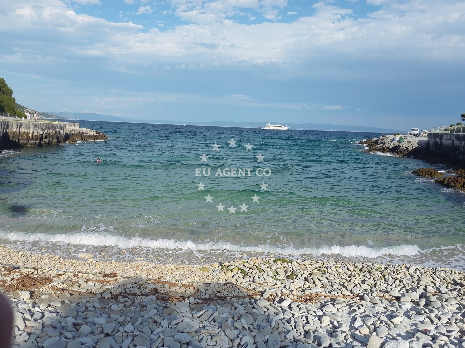 Shoreline and swimming area at Zaglenicina beach