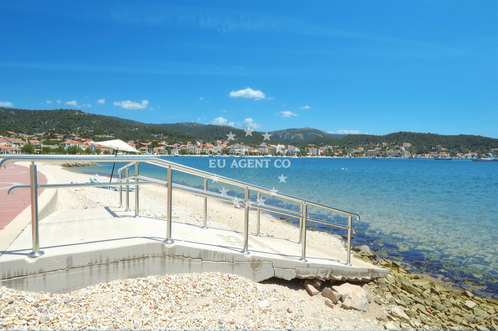 Beach facilities and surroundings at Zagrada beach in Smokvina 2a, Vinišće