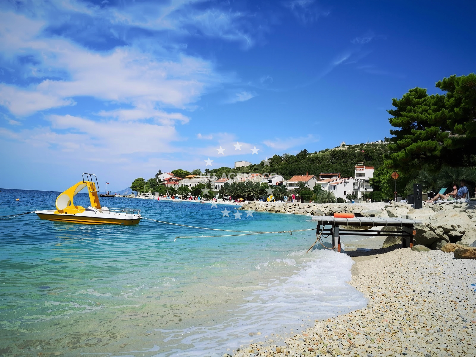 Beach facilities and surroundings at Zal beach in Bratuš 18, Promajna