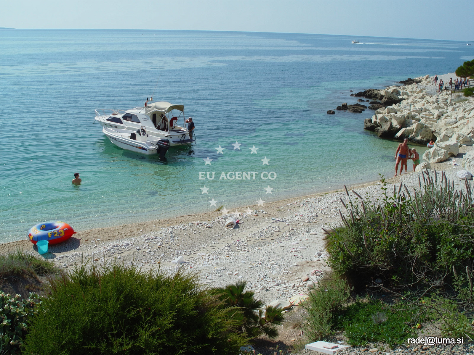 Overview of Zal beach in Kamping Lopari, Nerezine