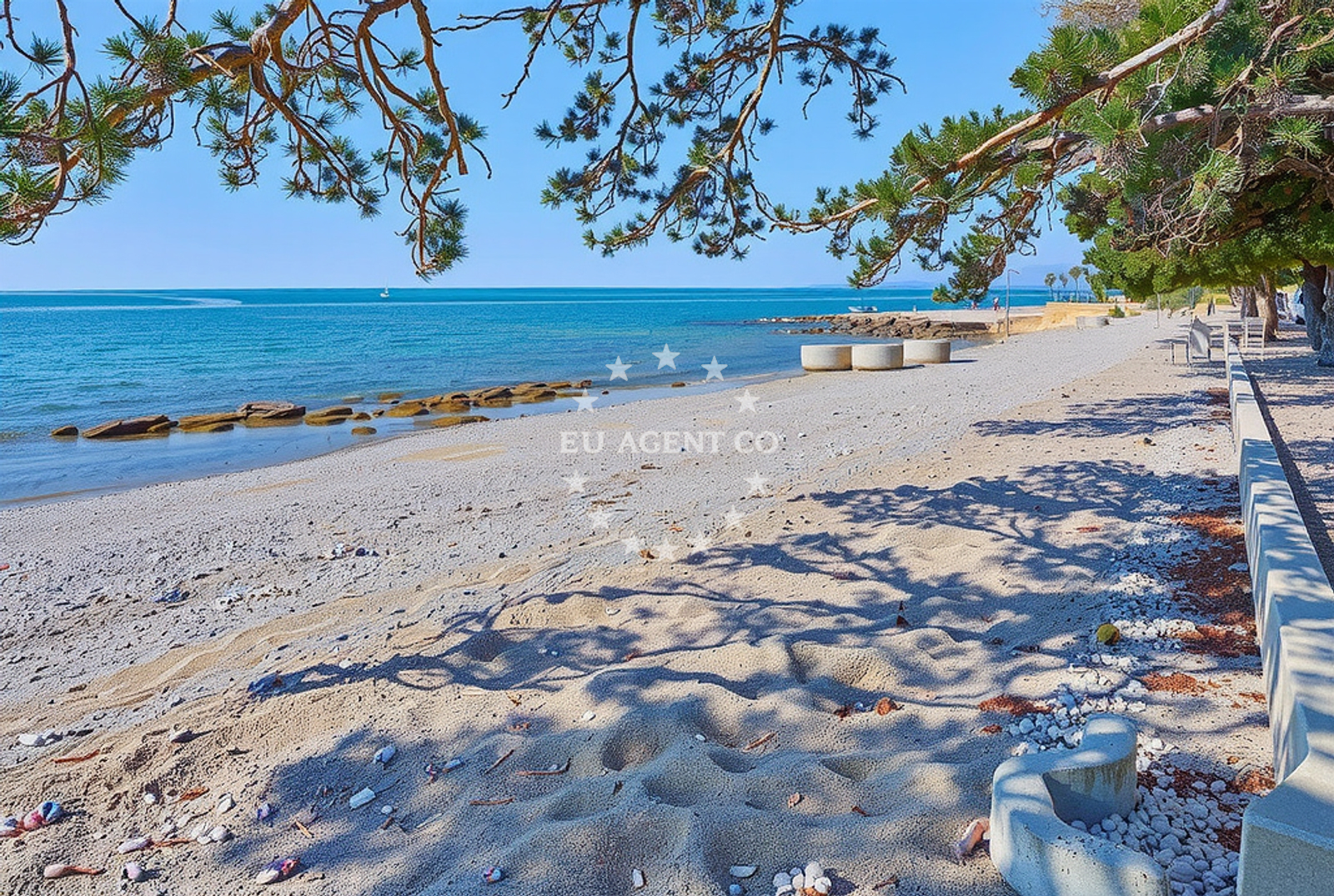 Beach facilities and surroundings at Zambratija: beaches and coves (4) in Zambratija
