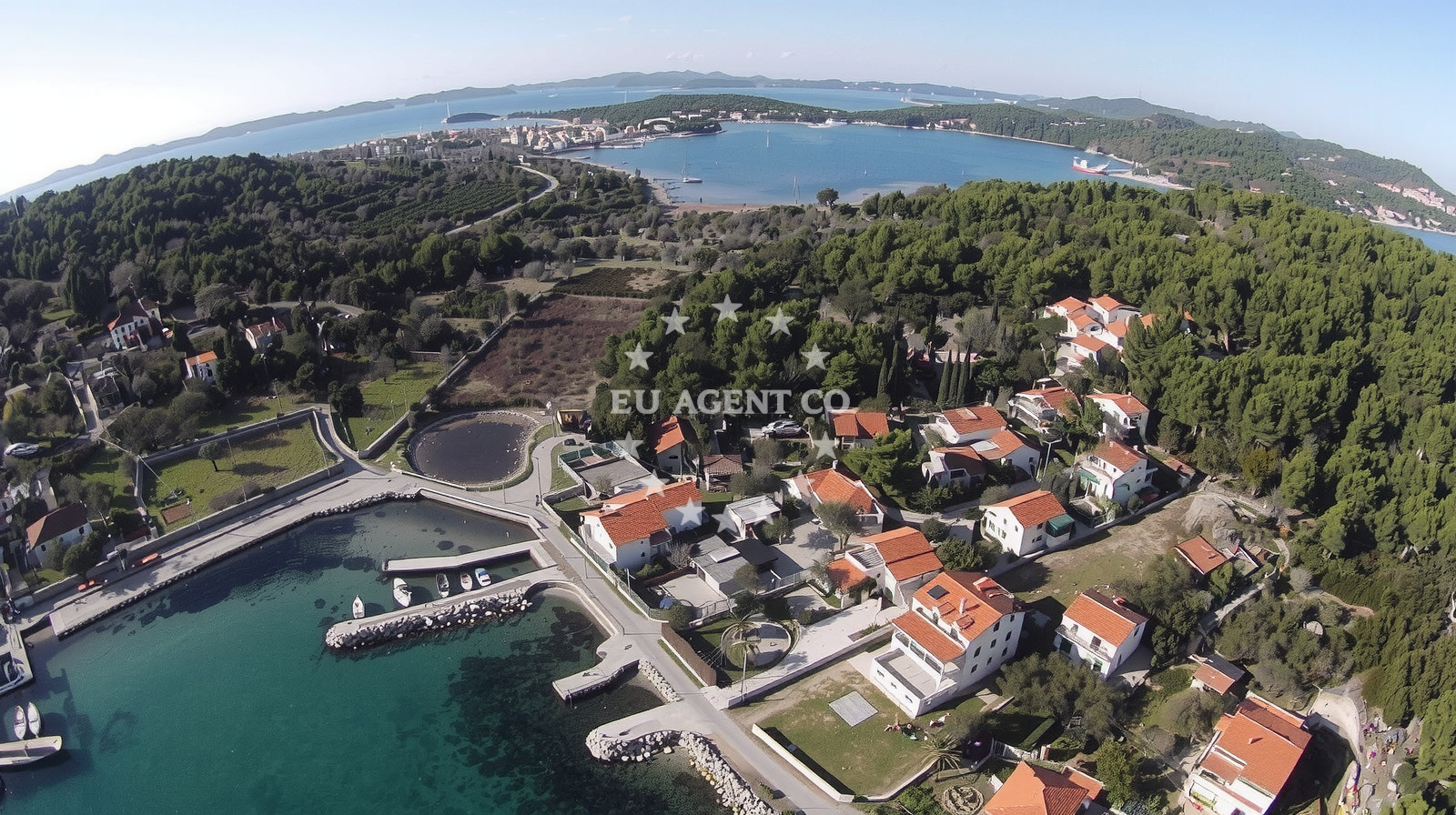 Shoreline and swimming area at Zdrelac beach in Ulica Vrh zabrane, Ždrelac