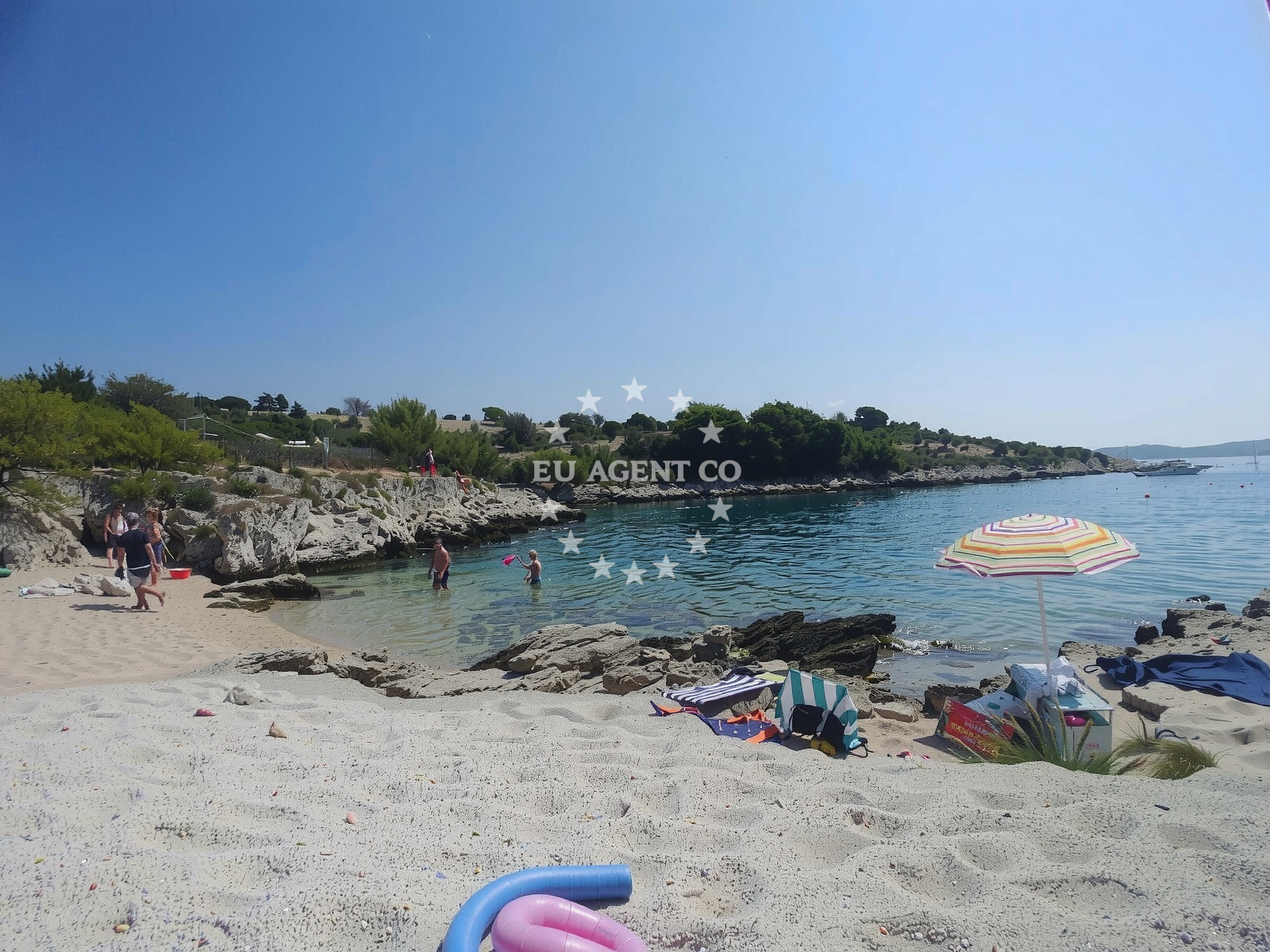 Beach facilities and surroundings at Zecevo beach in 2 Rtić, Zečevo