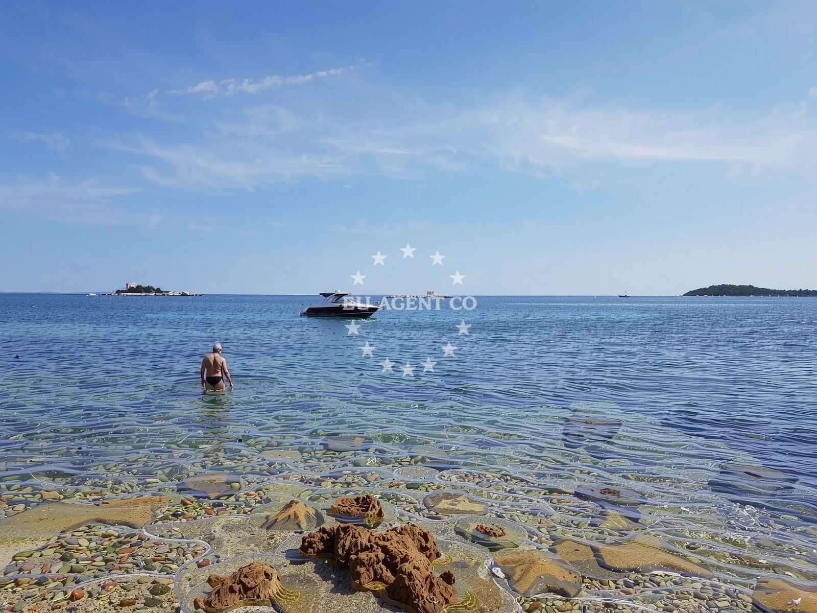 Beach facilities and surroundings at Zlatna uvala in L. Adamovića bb, Rovinj