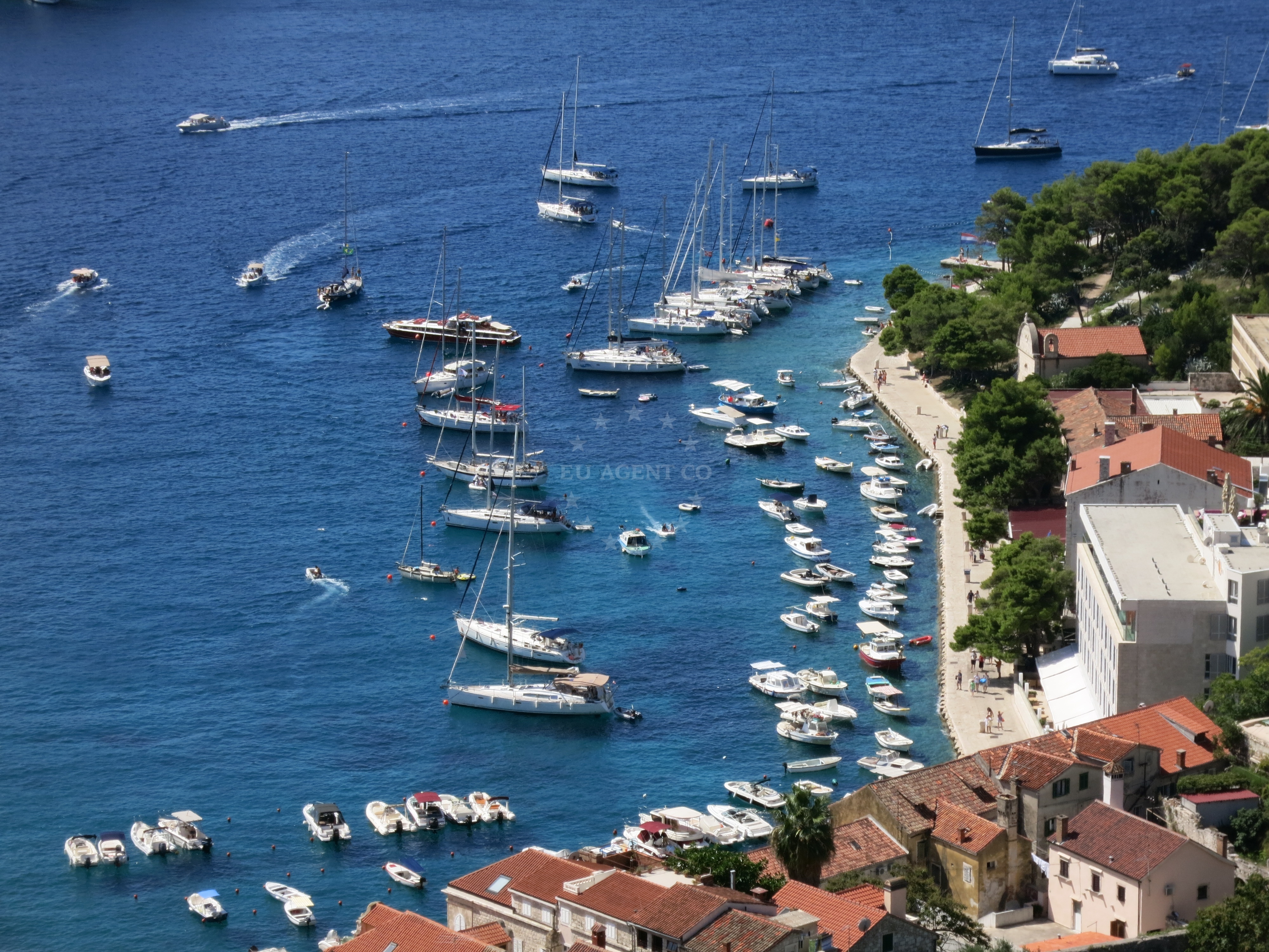 Anchoring options at Hvar buoy field