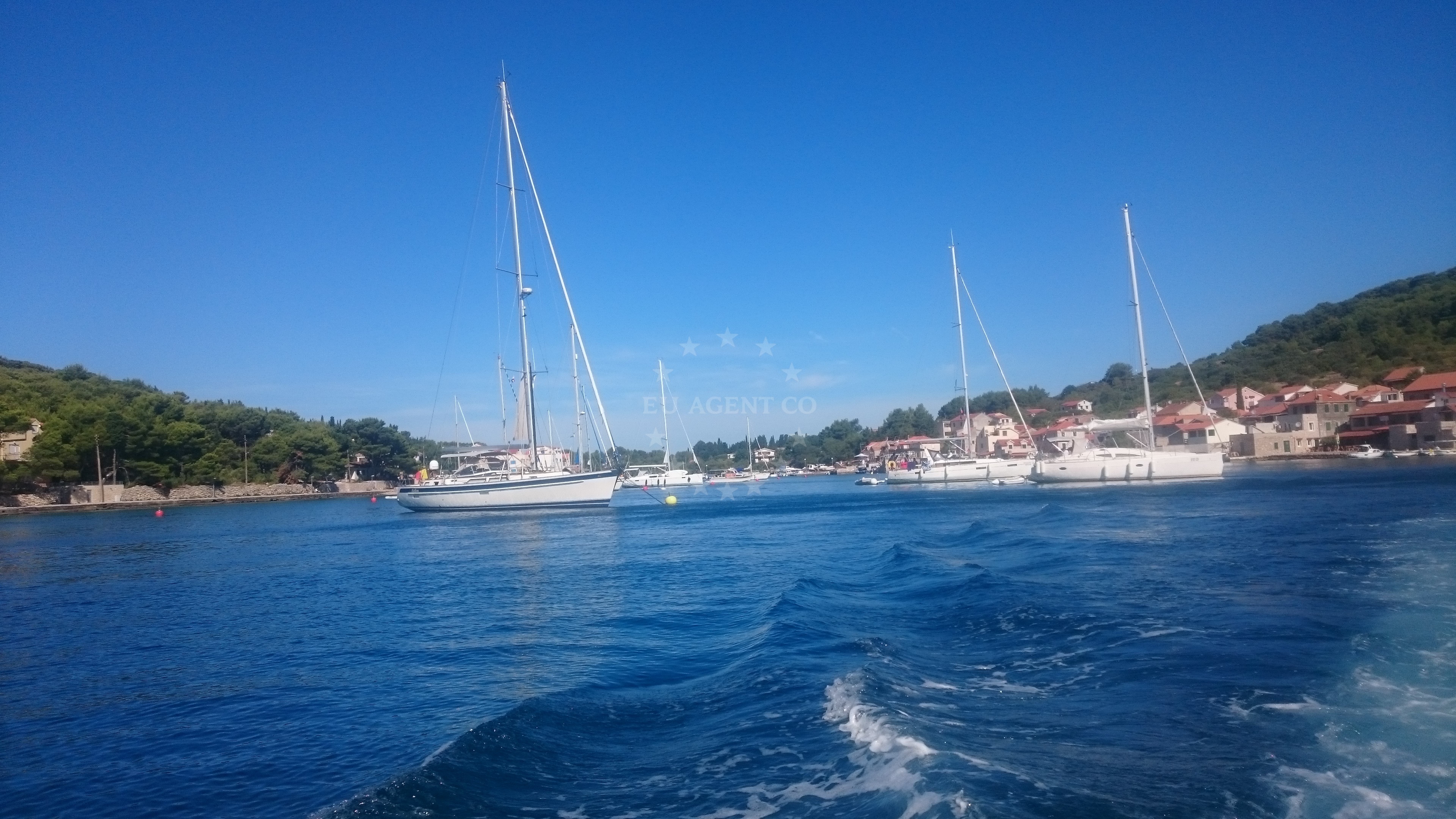Sailboats approaching the buoy field in Prvić
