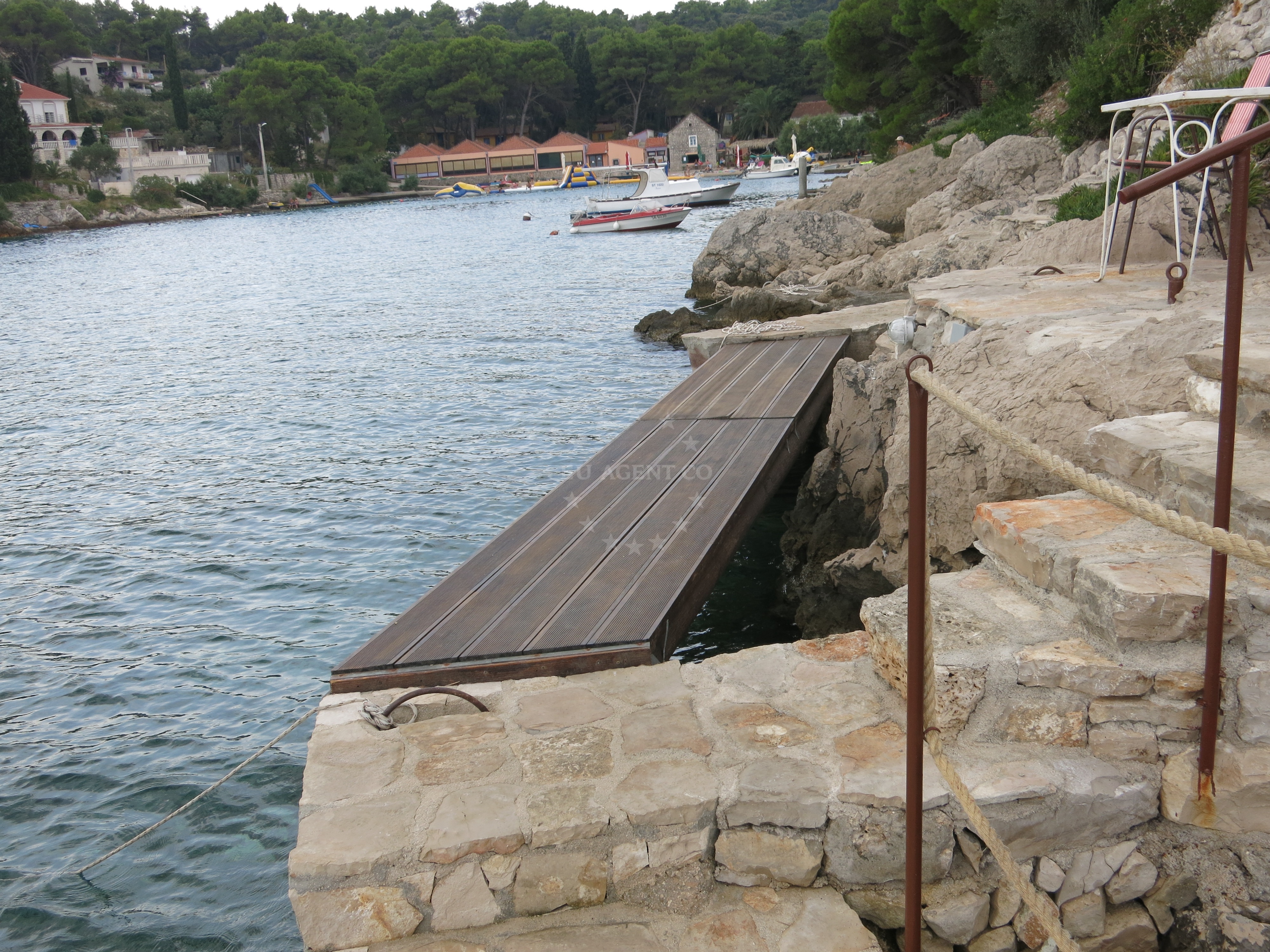 Shallow quay at Pasarela Jetty with mooring lines and power facilities