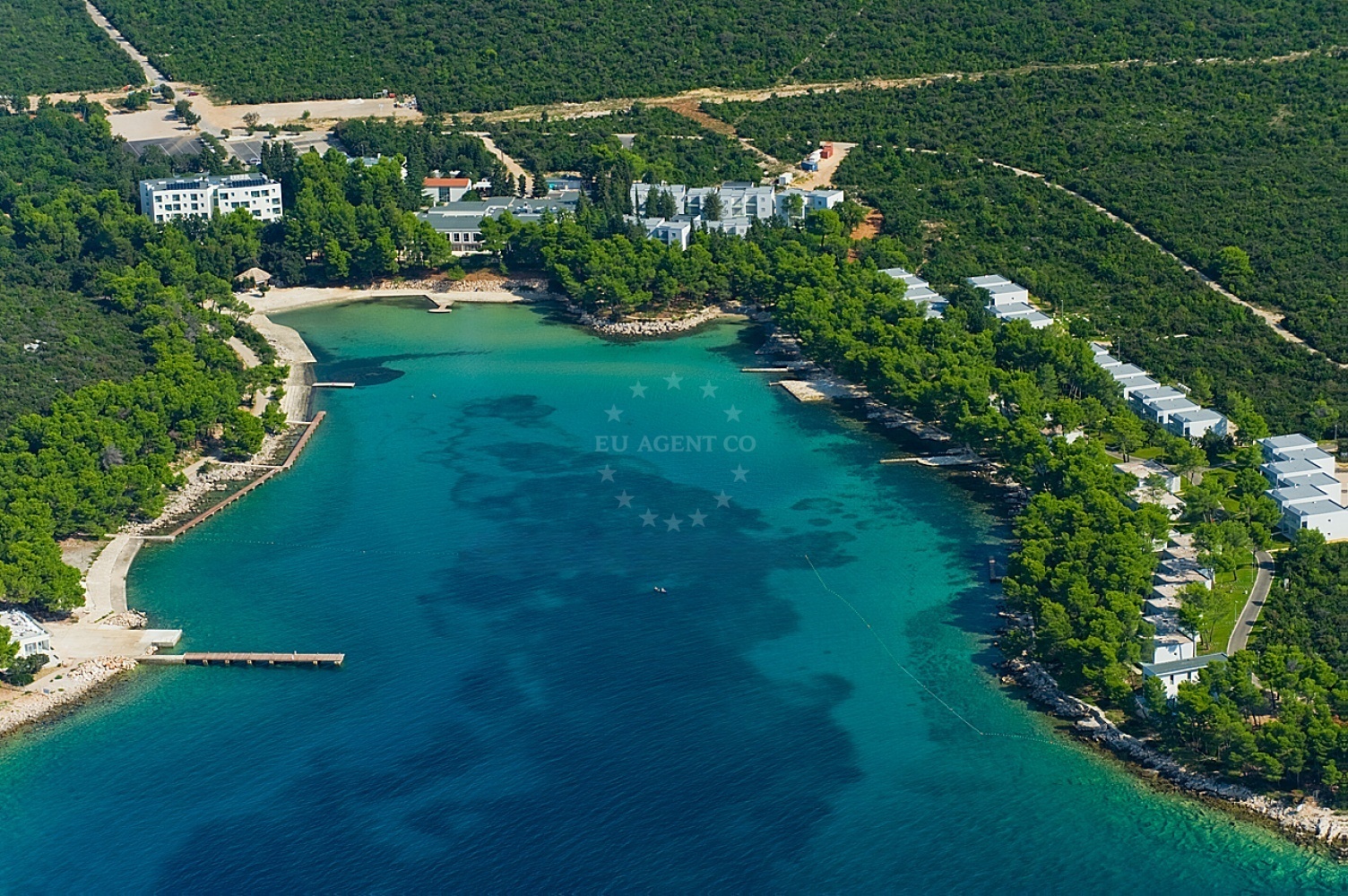 Crvena Luka Jetty with mooring lines and the hotel in the background
