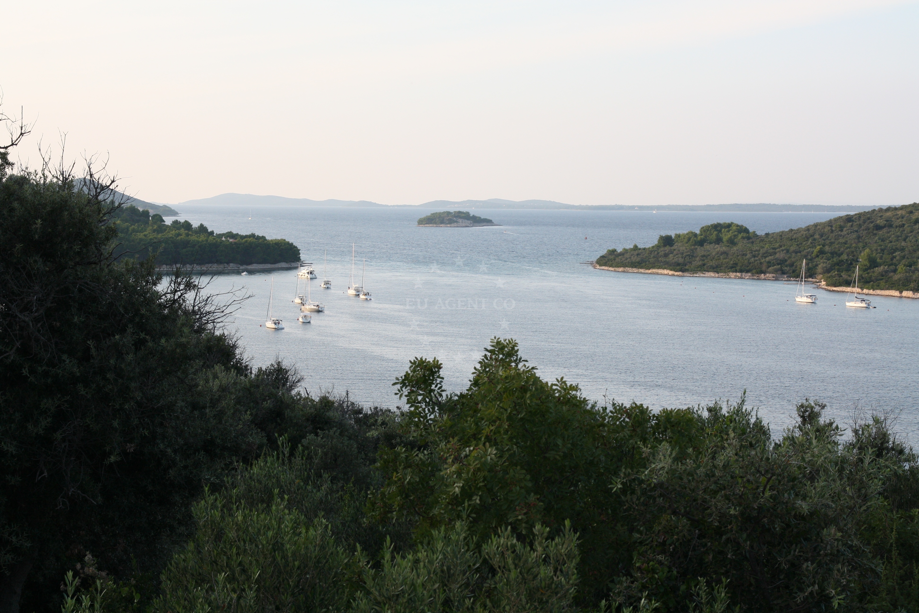 Mariners anchoring at buoy field near Baroni restaurant
