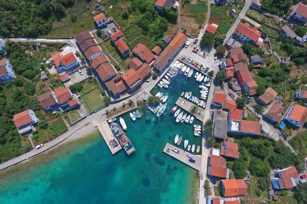 Mooring lines and facilities at Restaurant Knez Jetty