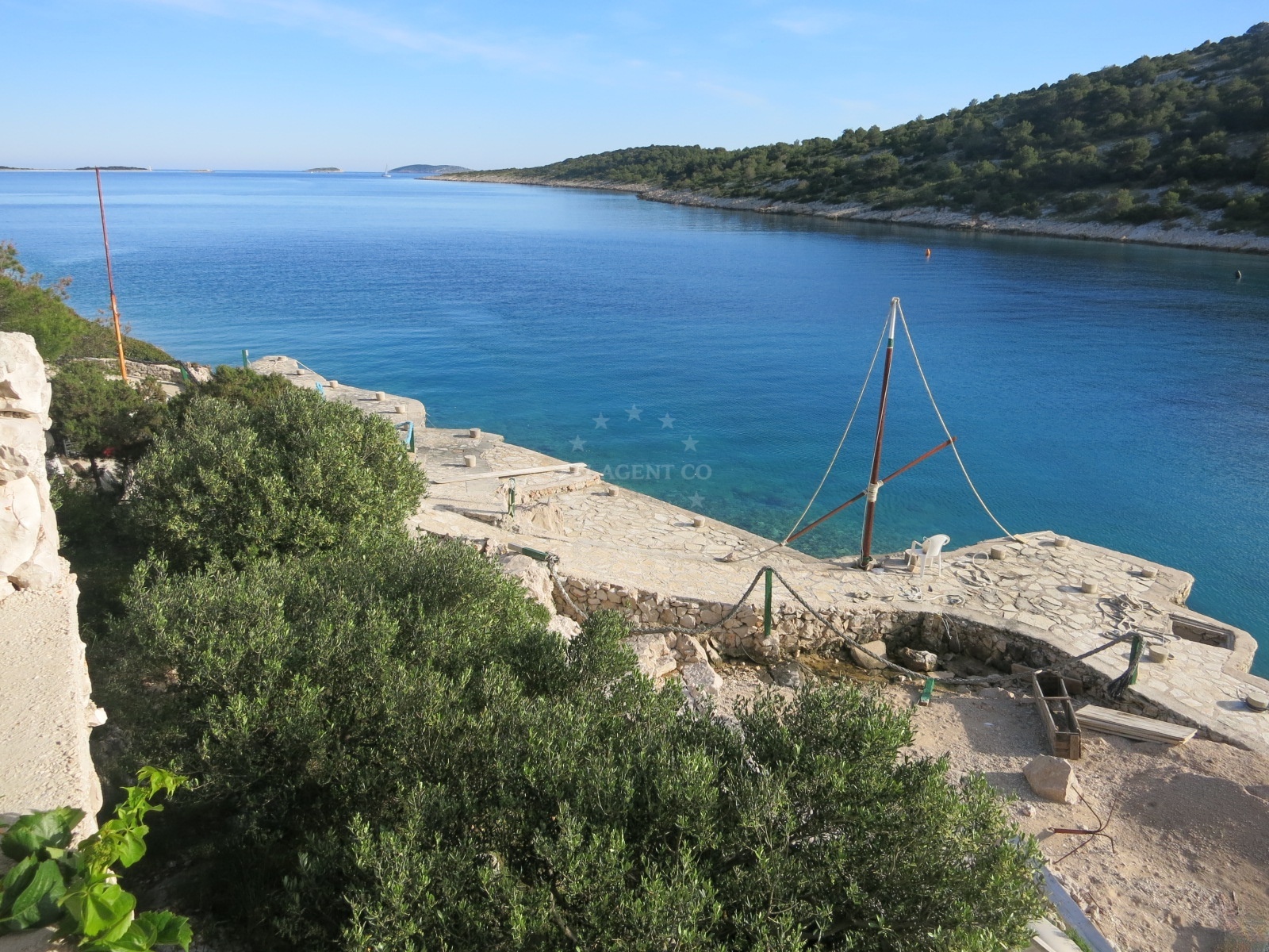 Jetty entrance with mooring lines at Konoba Nozdra G8, Kaprije, Croatia