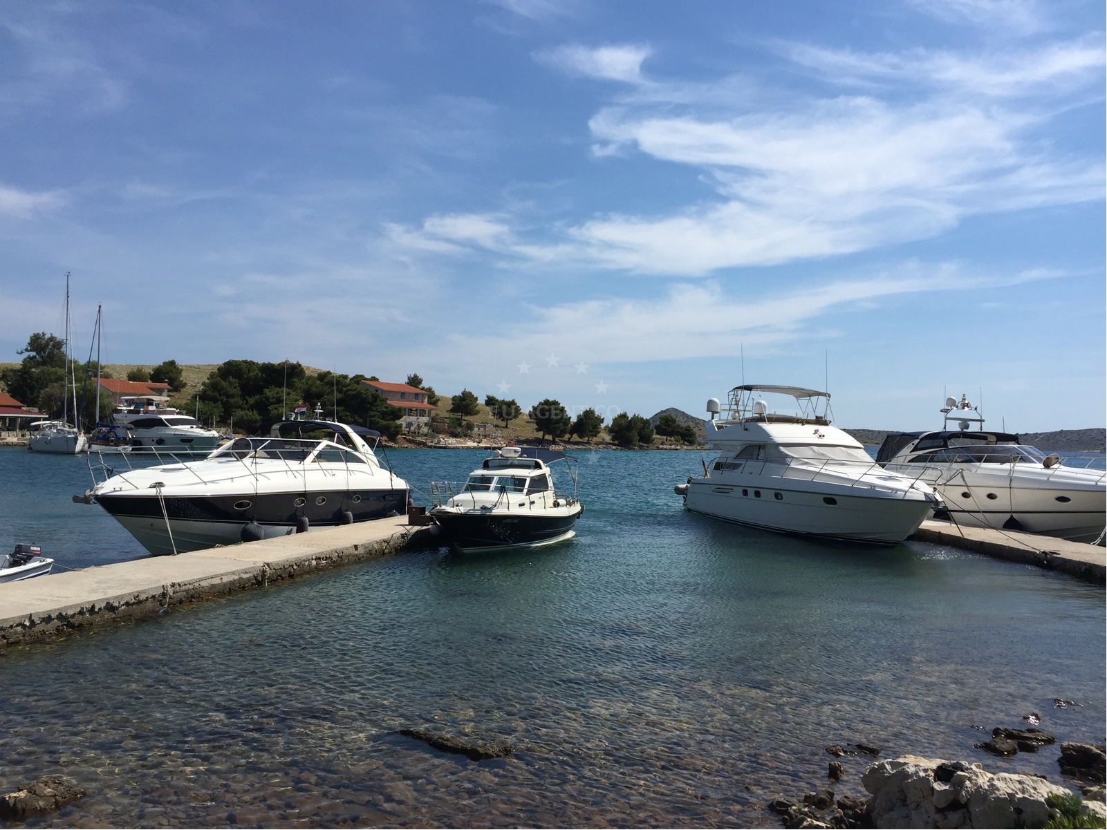 Jetty at Konoba Quattro with mooring lines