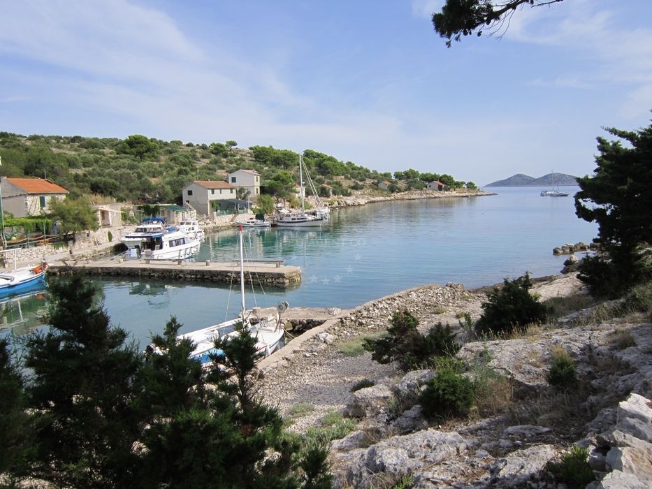 Overview of Smokvica Vela Jetty with nearby buoy fields and anchorages