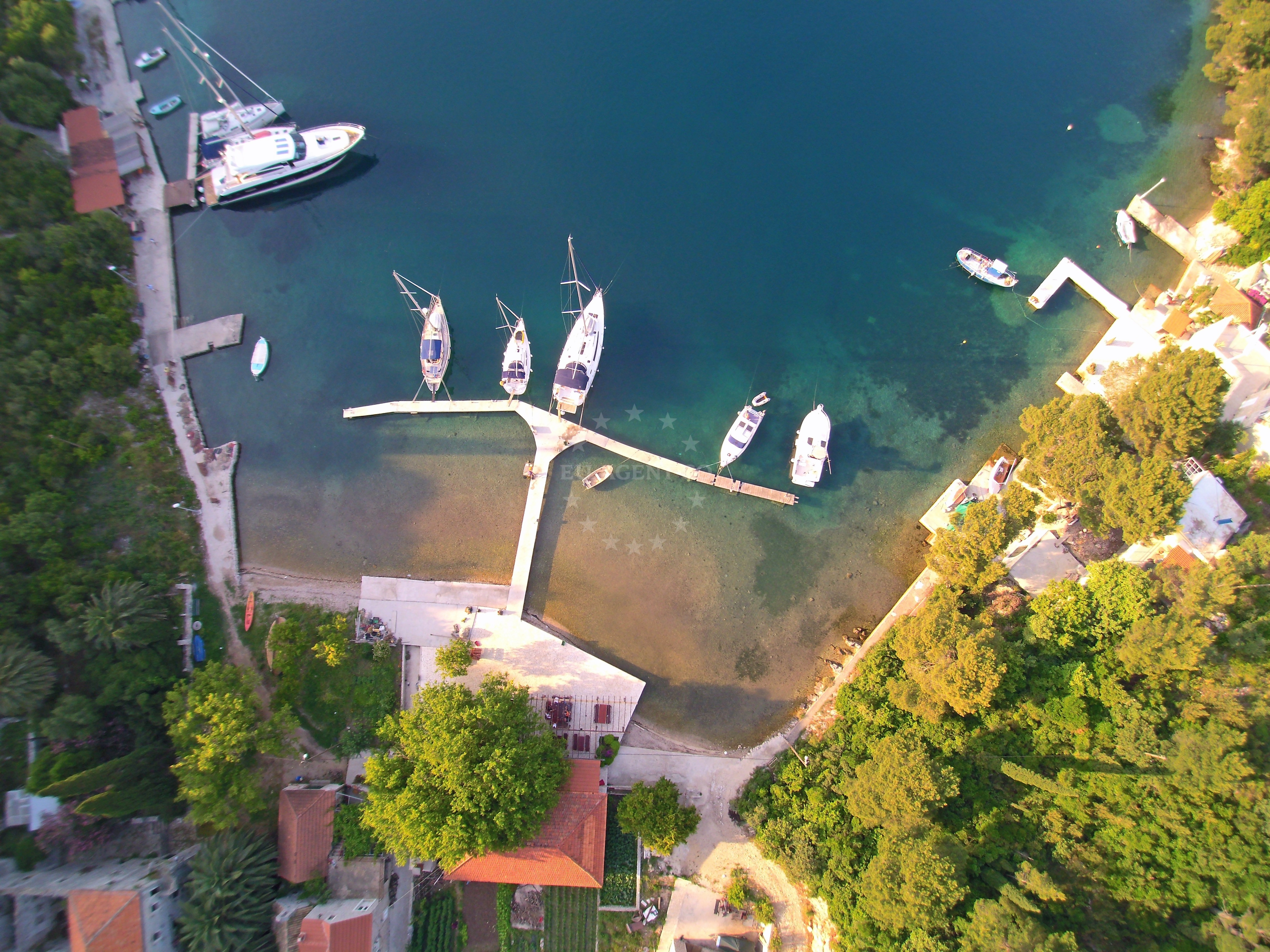 Jetty structure and mooring lines at Konoba Nico, Kobas