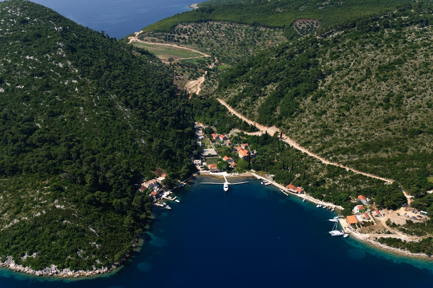 Lukas Taverna restaurant overlooking Kobas Bay