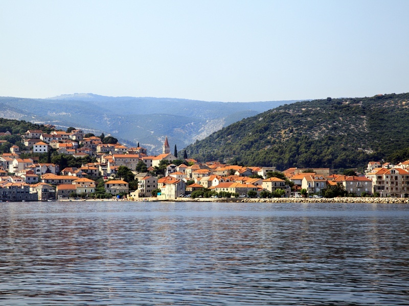 Zlatni Rat beach west of Bol Harbour