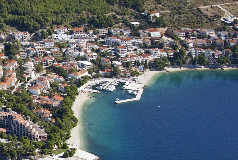 Brela Harbour with yachts moored along the promenade
