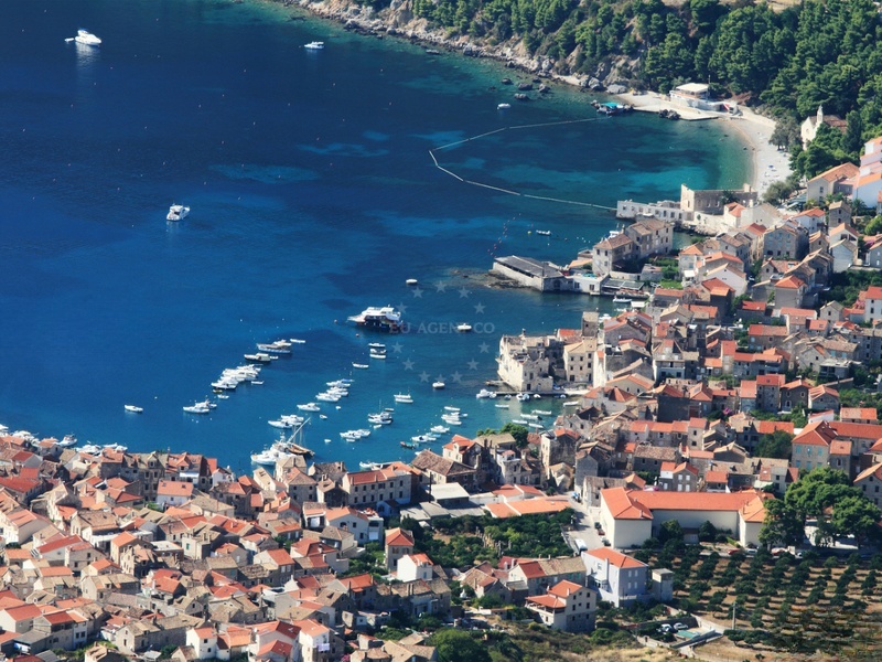 Supermarket and restaurants near Komiza Harbour