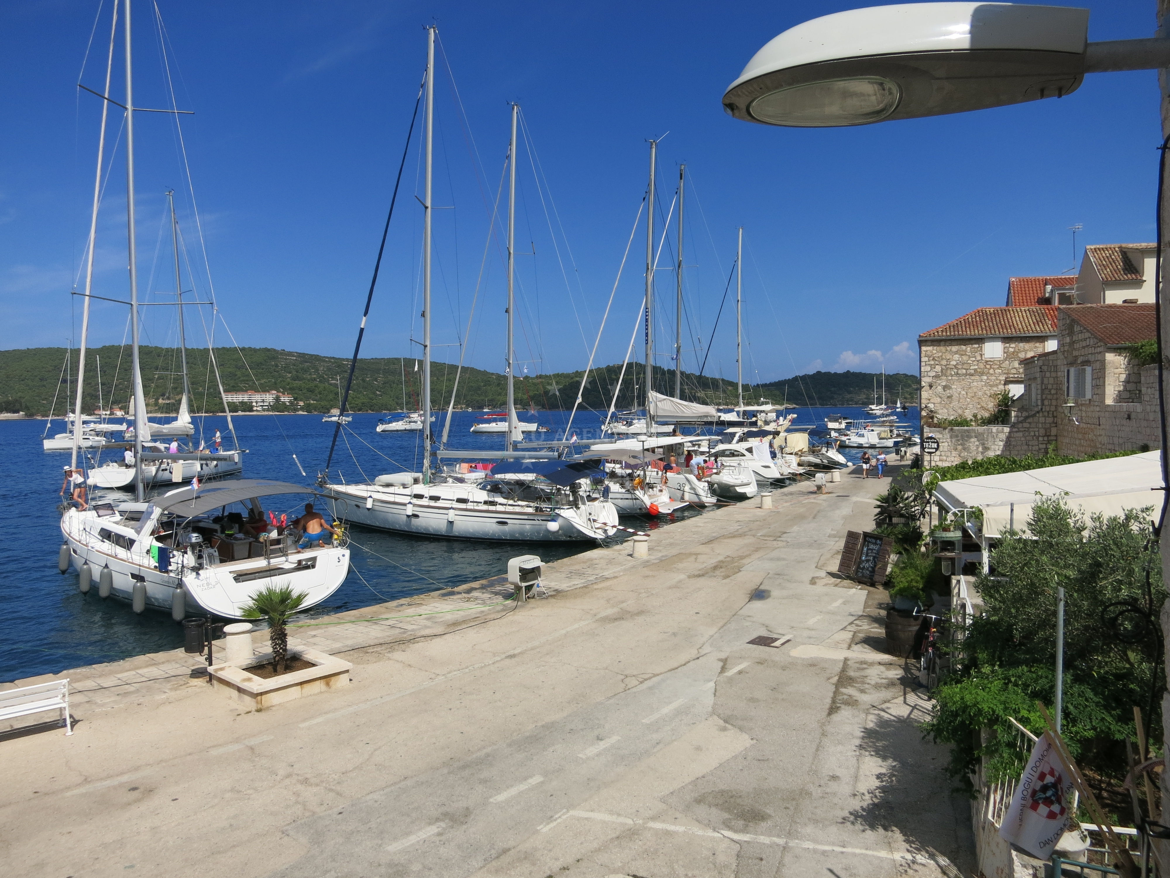 Restaurant and supermarket near Kut Harbour