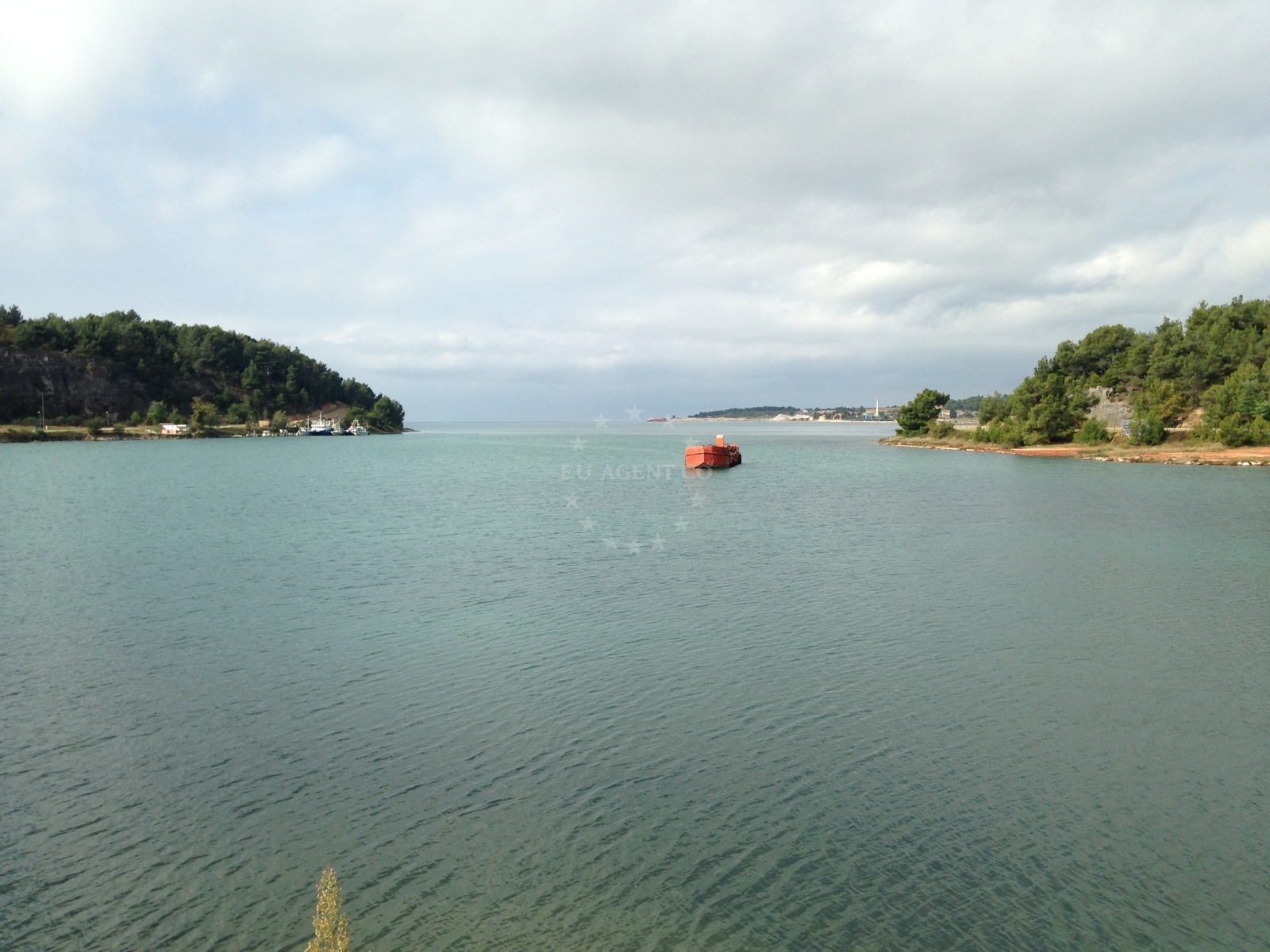 Mirna Harbour, Novigrad Istarski, Croatia: Shallow bay with unlit wrecks and nearby marina facilities.