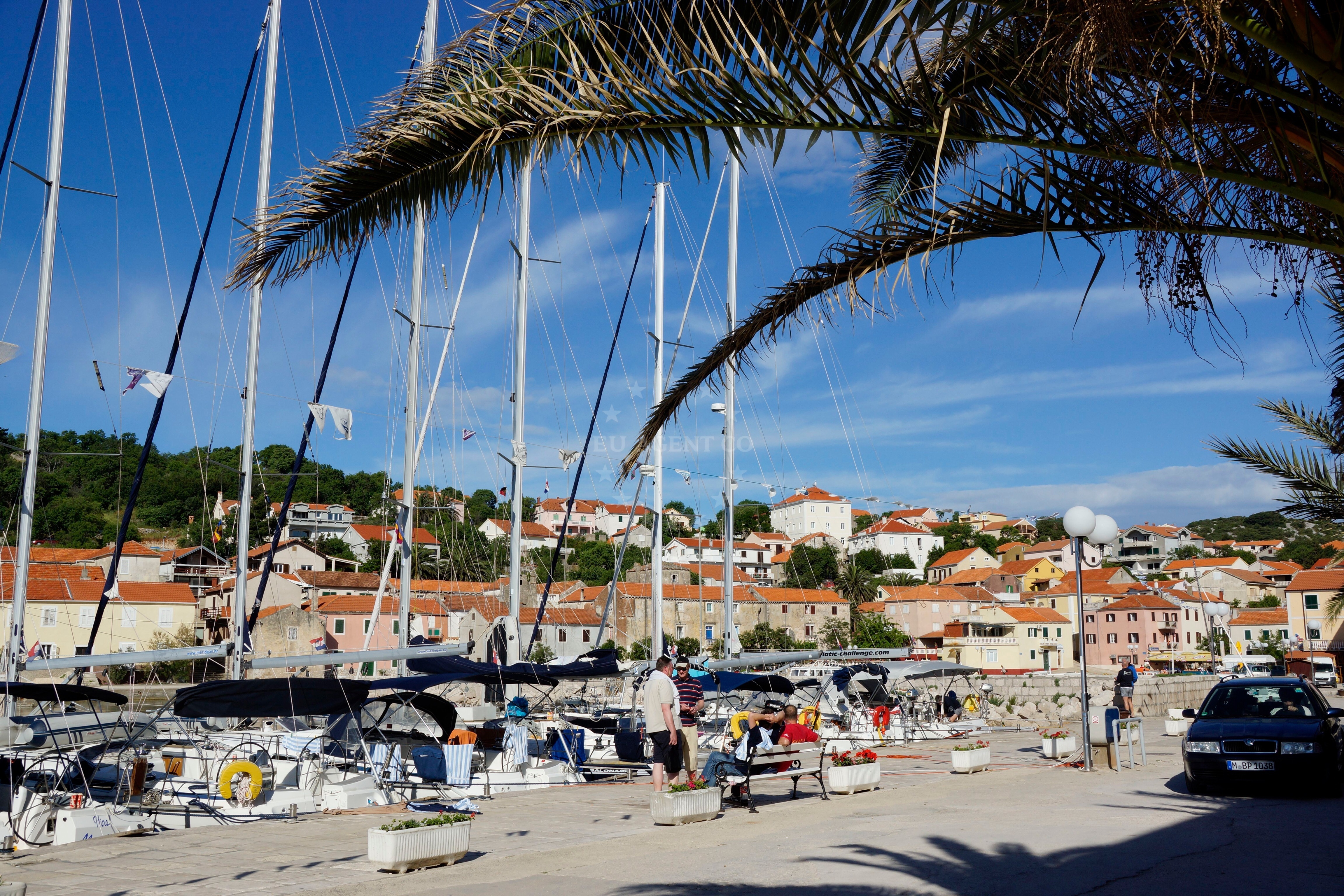 Restaurants and shops near Sali Harbour