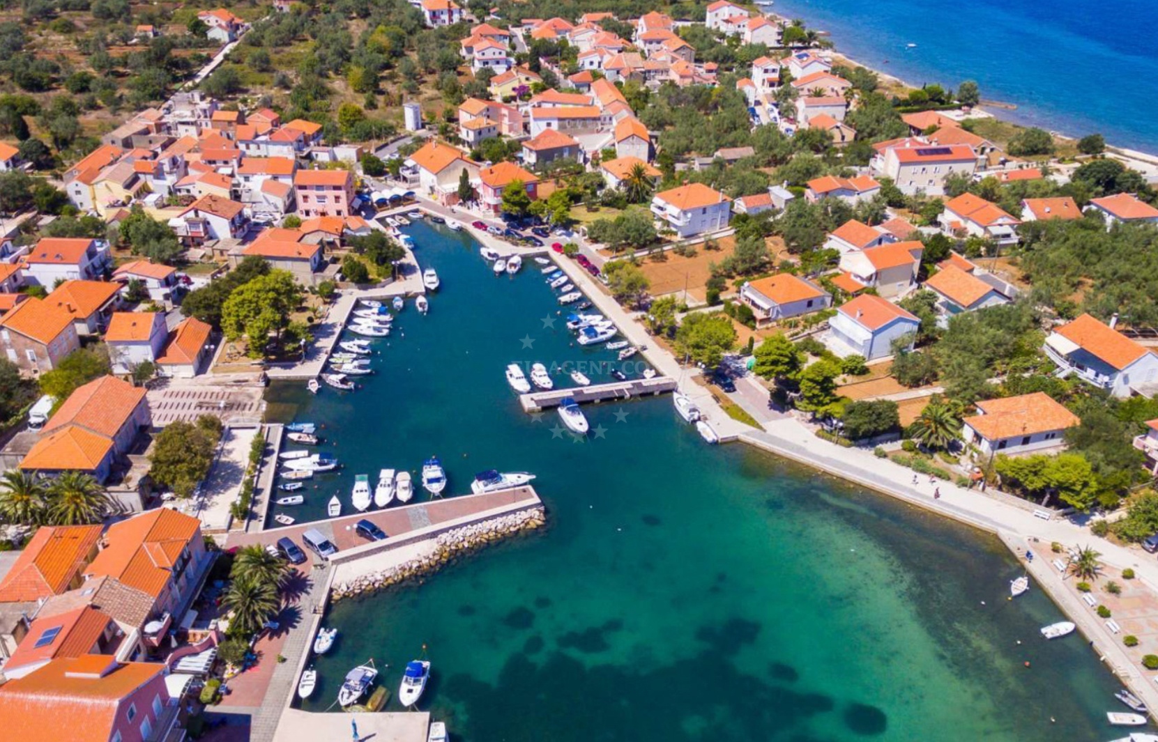 Shallow waters near the NE point of Poljana Harbour, Ugljan