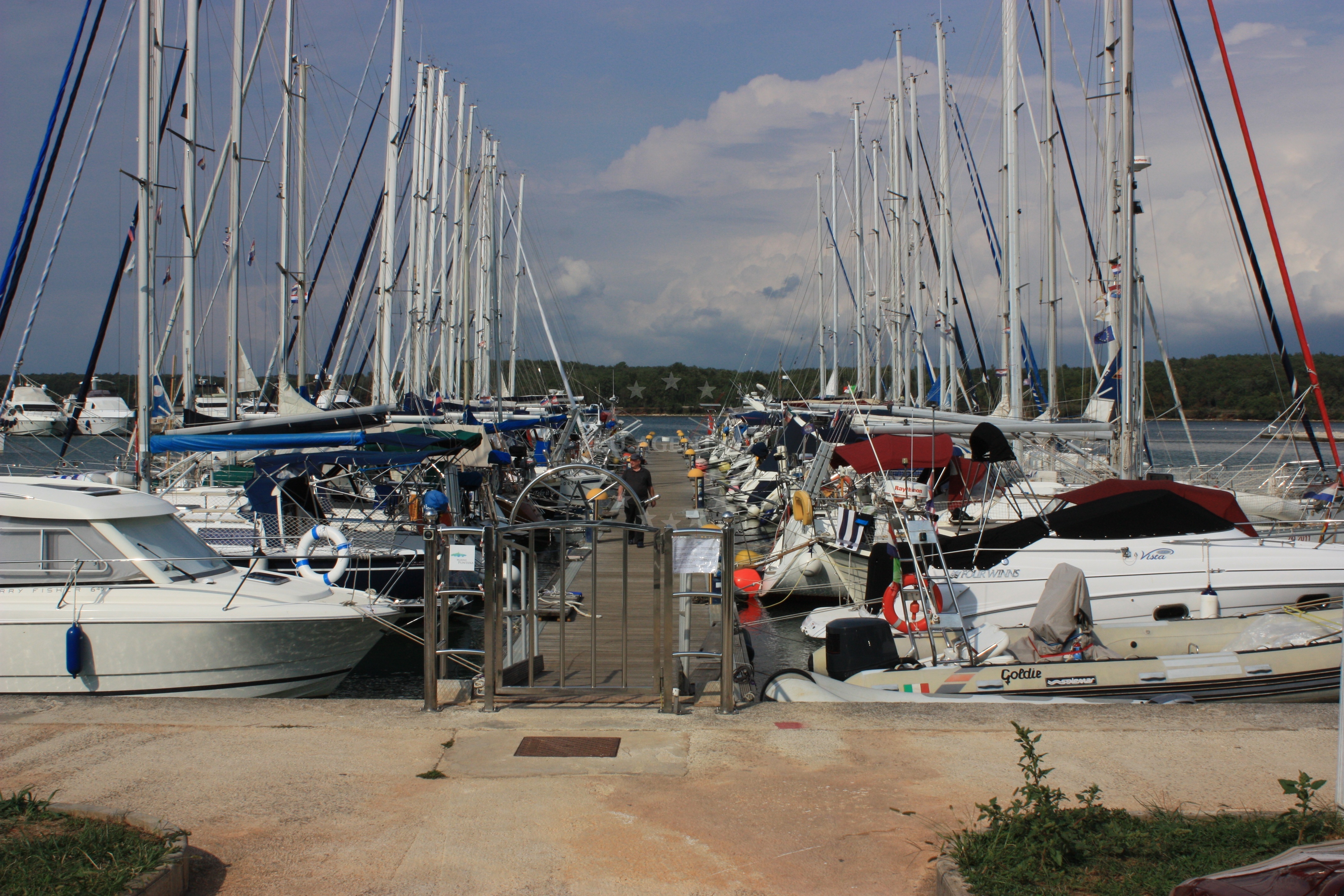 Marina Funtana facilities with Wi-Fi and waste disposal services