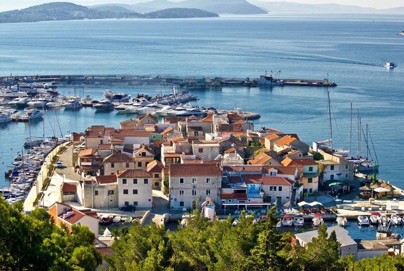 Marina Tribunj facilities: fuel station and electrical hookups