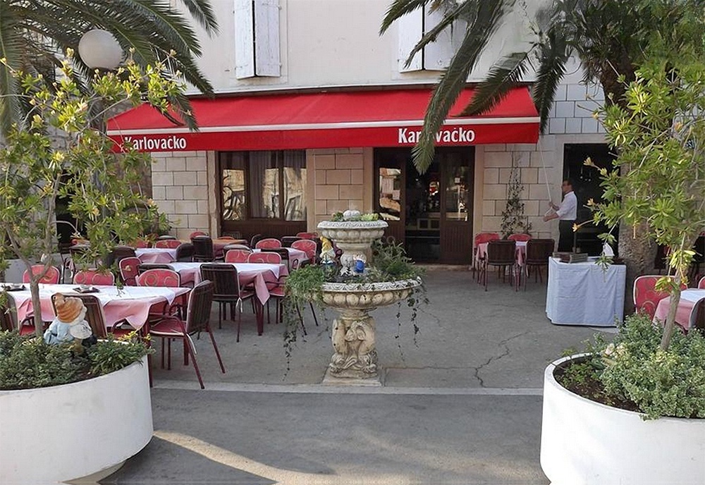 Fontana Restaurant in Milna, Brač overlooking the Adriatic Sea