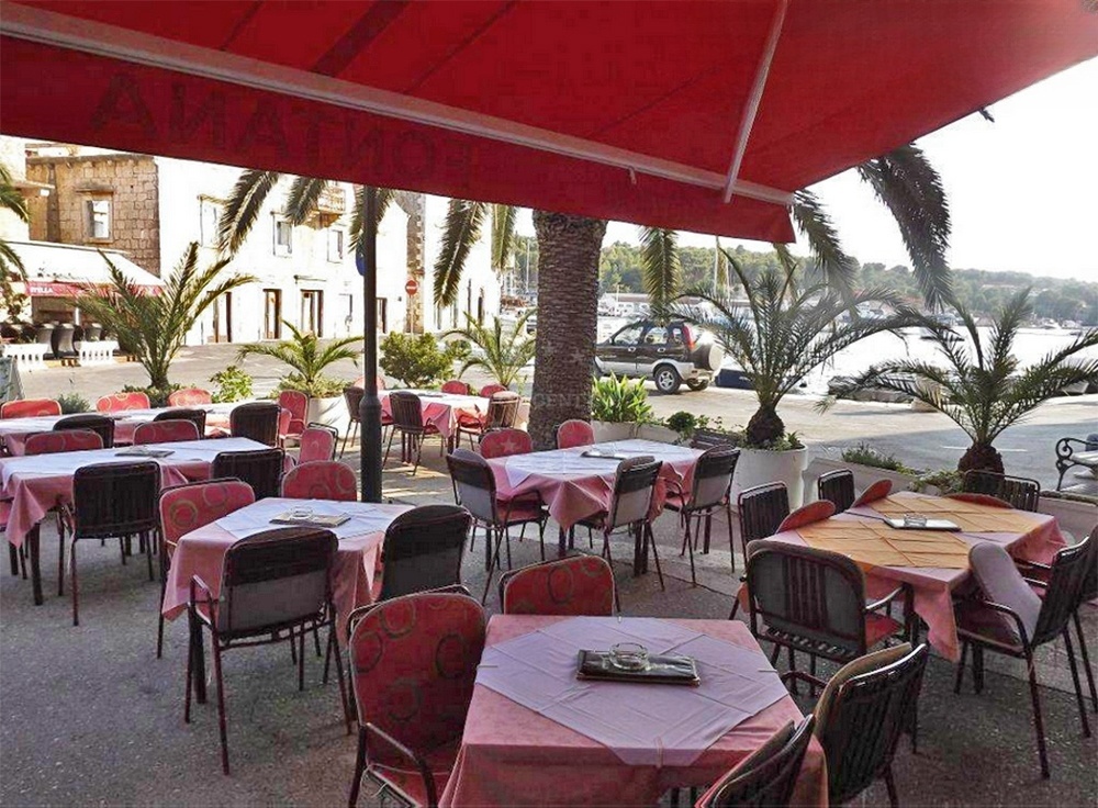 Dining at Fontana Restaurant with views of the harbor and passing yachts