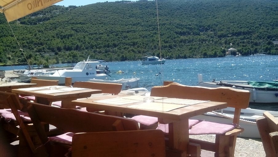 Outdoor seating at Pizzeria Niko, Grebastica