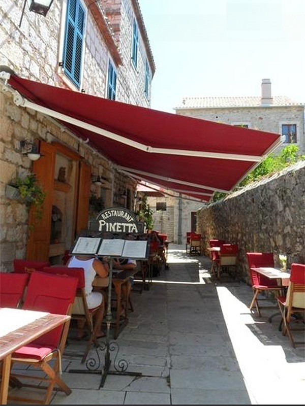 Grilled fish and meat dishes at Restaurant Pinetta, Stari Grad