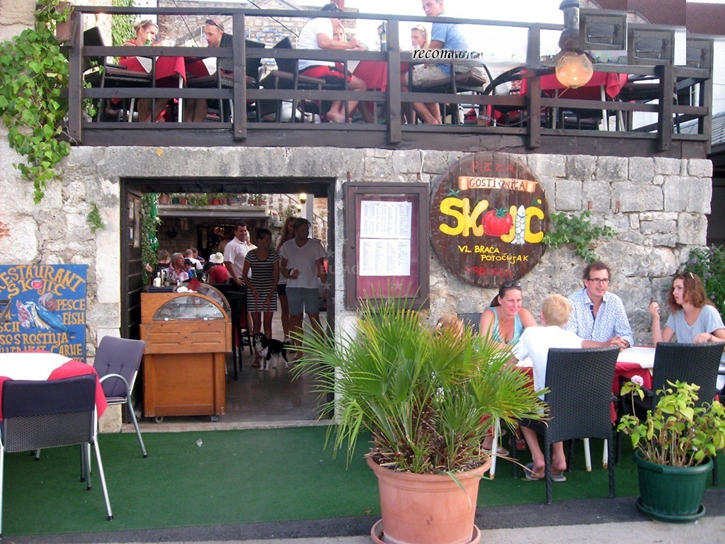Atrium of Pizzeria Skojic with views of the marina