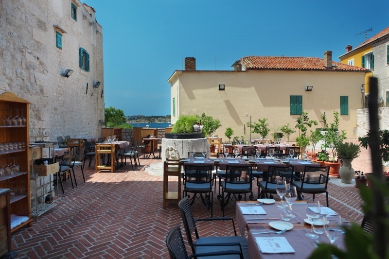 Pelegrini Restaurant in Šibenik with a view of the Sibenik Cathedral