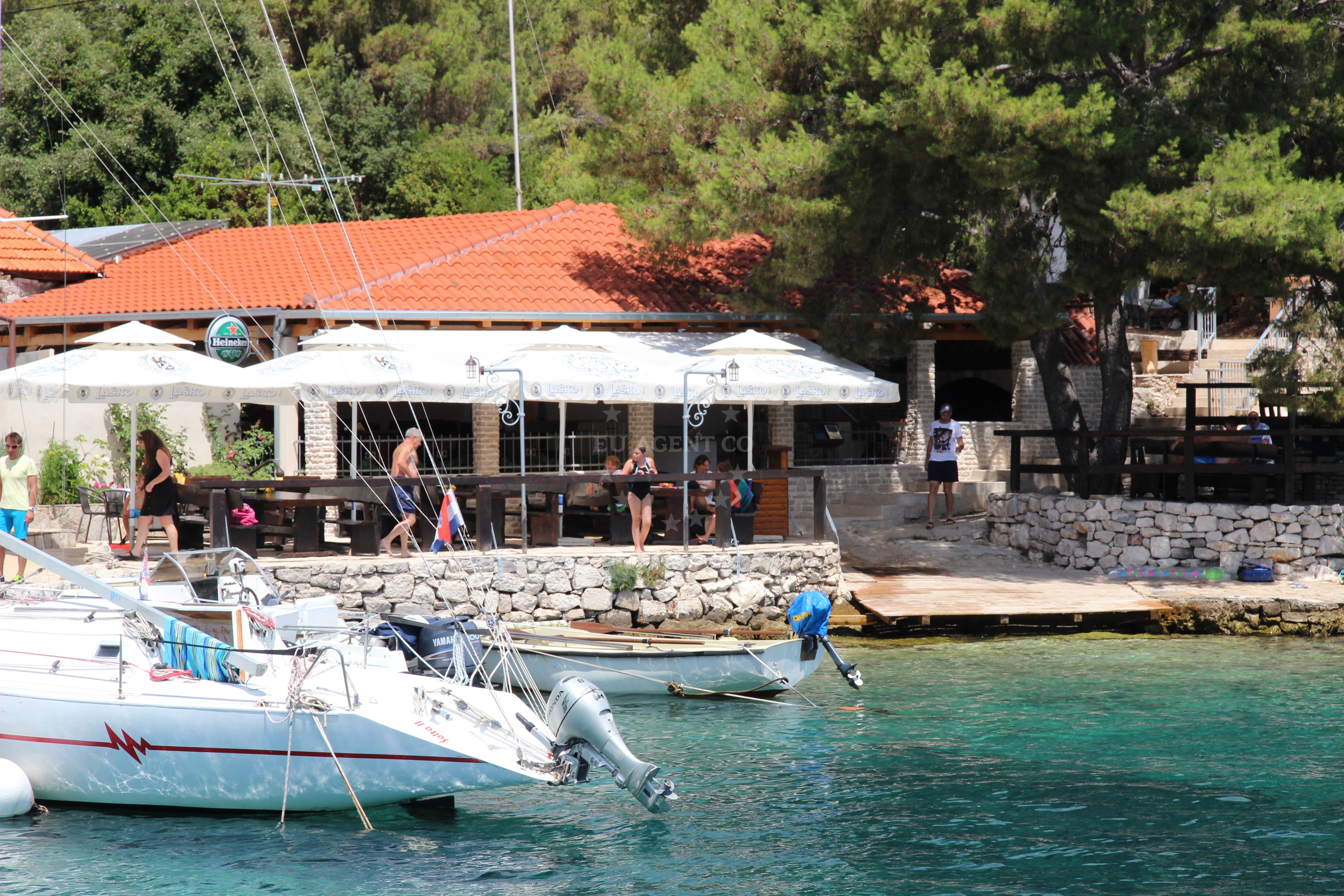 Restaurant Sesula, Maslinica, Solta: Seating area with sea view