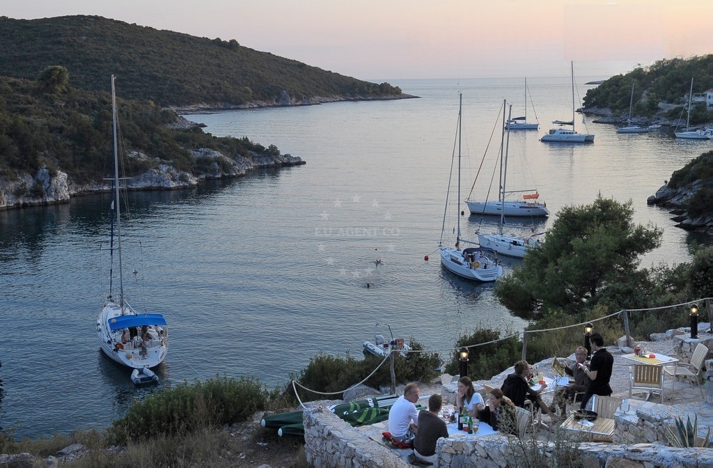 Restaurant Sismis dining area with sea views in Maslinica, Solta