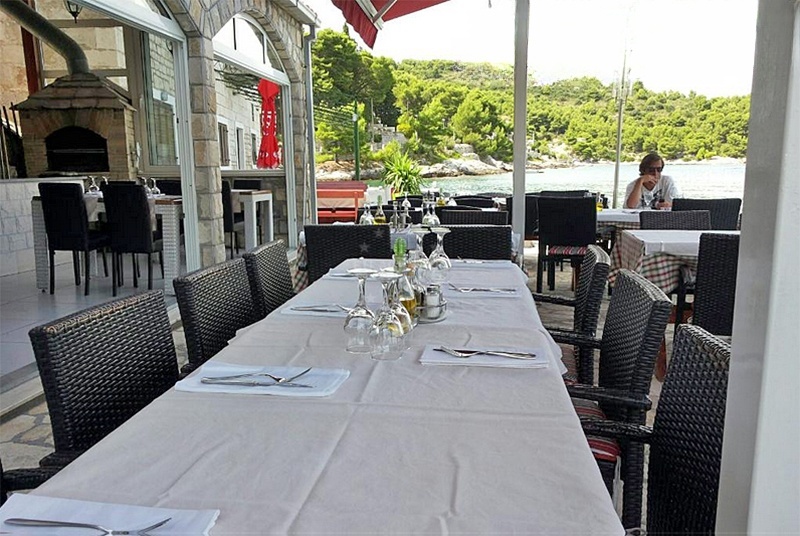Dining area at Pizzeria Turanj, Stomorska, Šolta