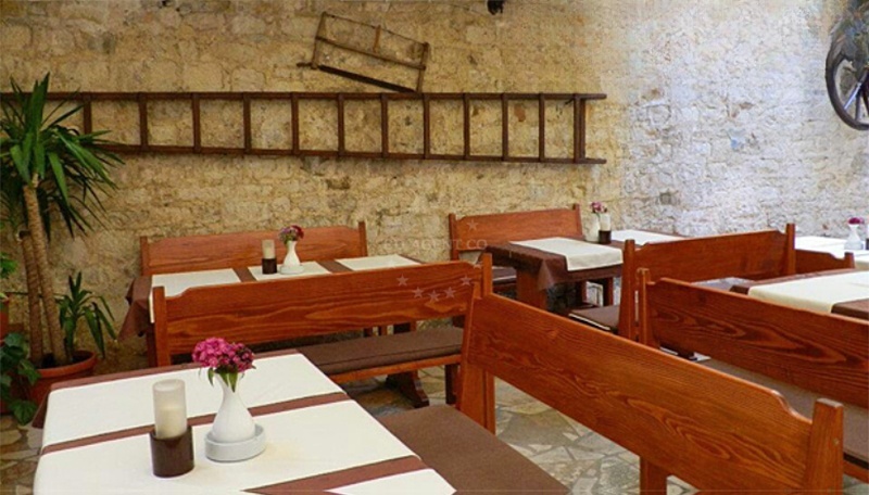 Traditional Dalmatian cuisine at Konoba TRS
