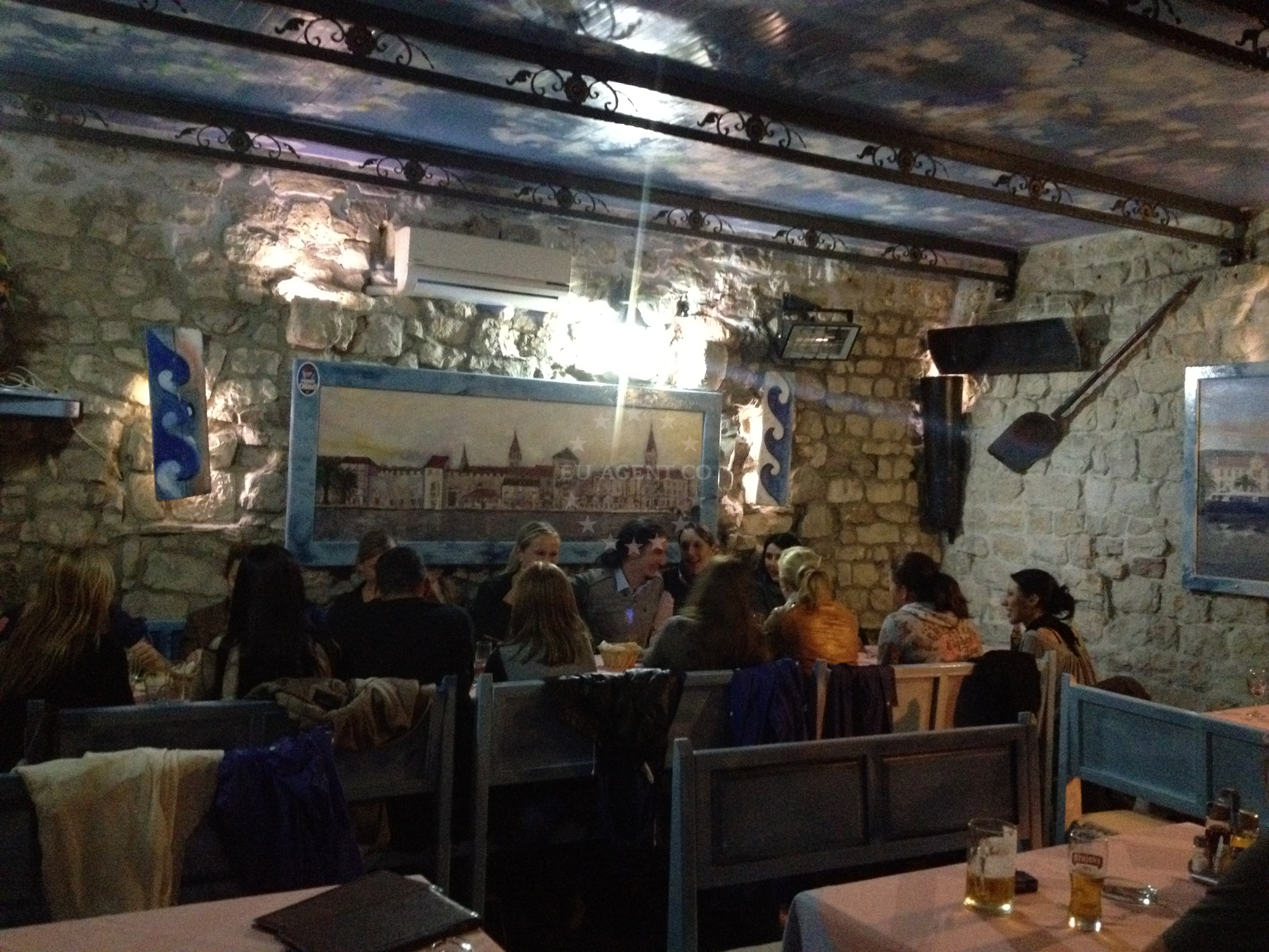 Pizzeria Mirkec terrace with views of Trogir's medieval architecture