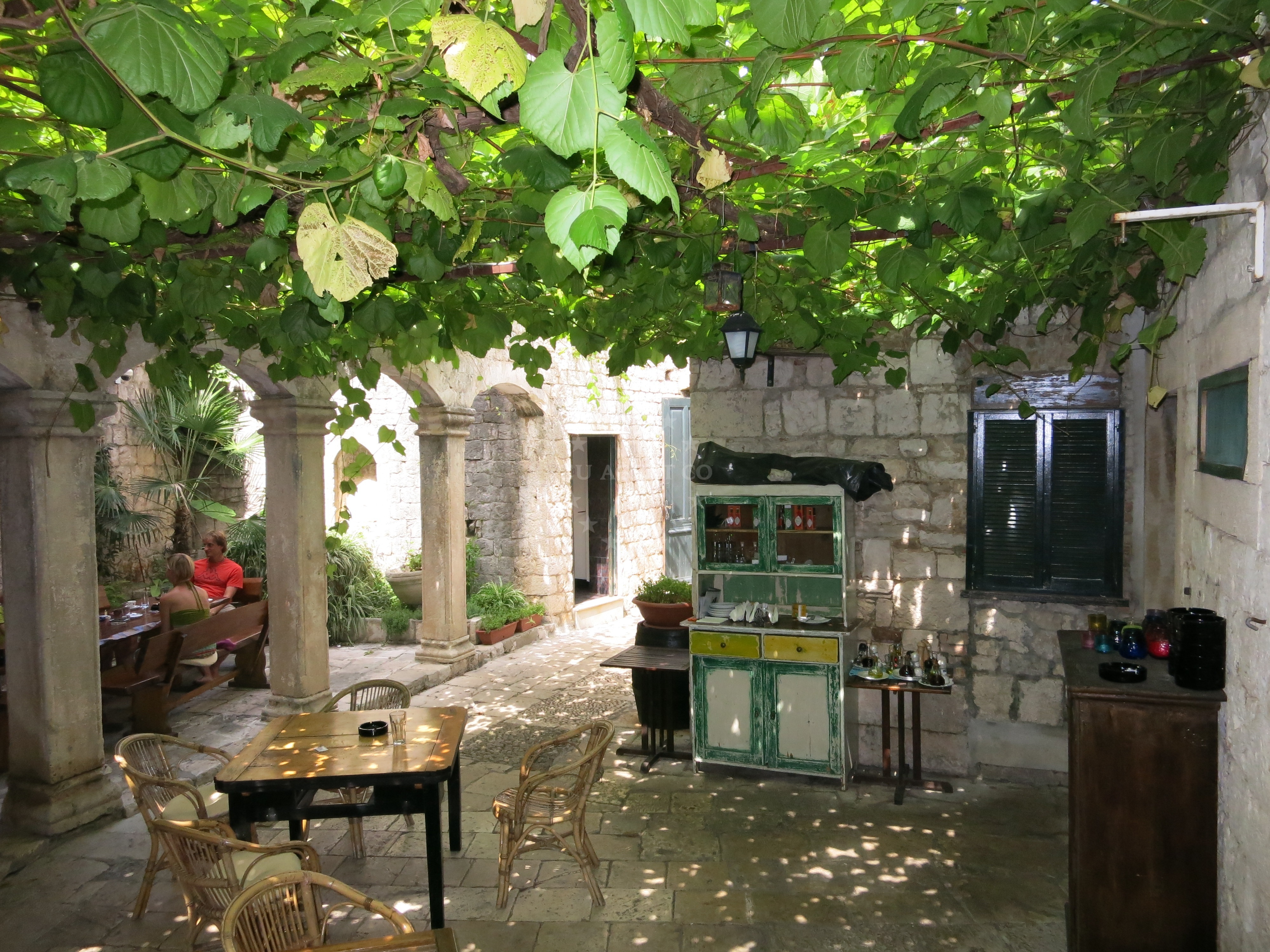 Cafe bar and pizzeria in Kut, Vis, offering views of the Adriatic Sea