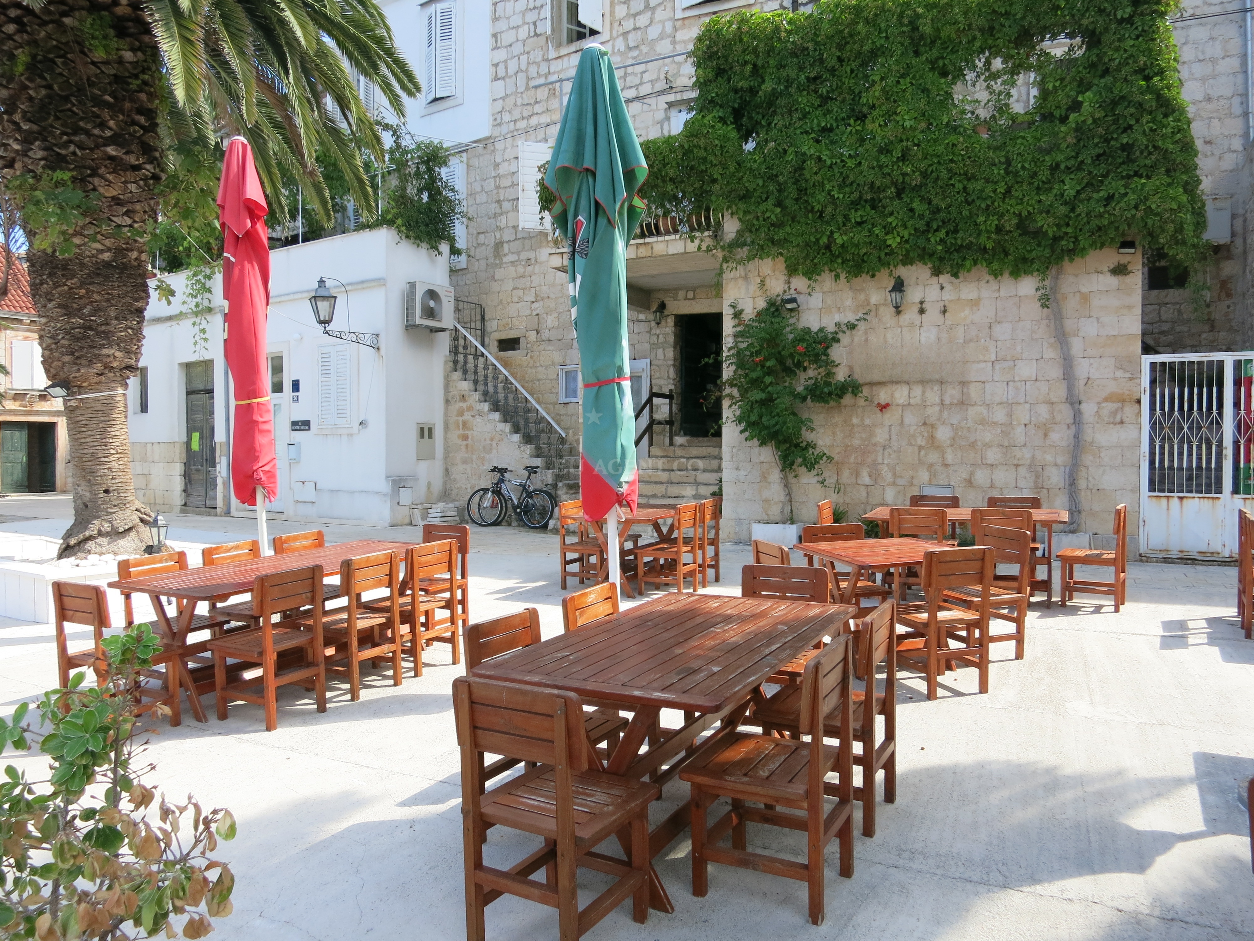 Tezok Restaurant exterior overlooking Harbour Kut, Vis