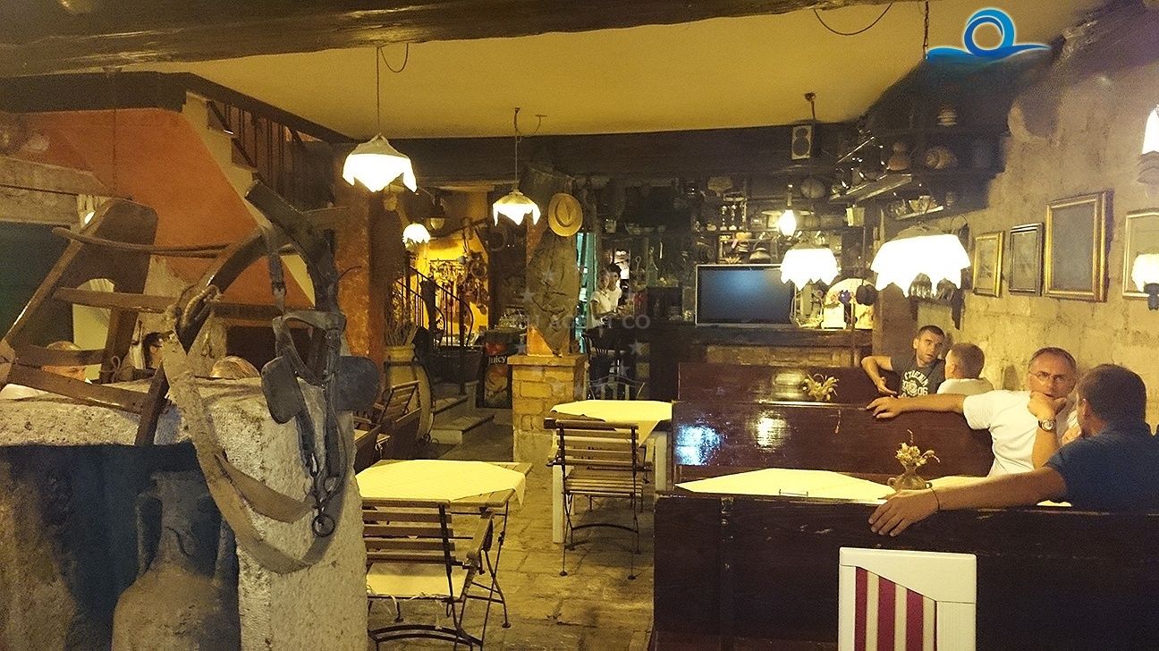 Nona Darinka Restaurant terrace overlooking Vis promenade
