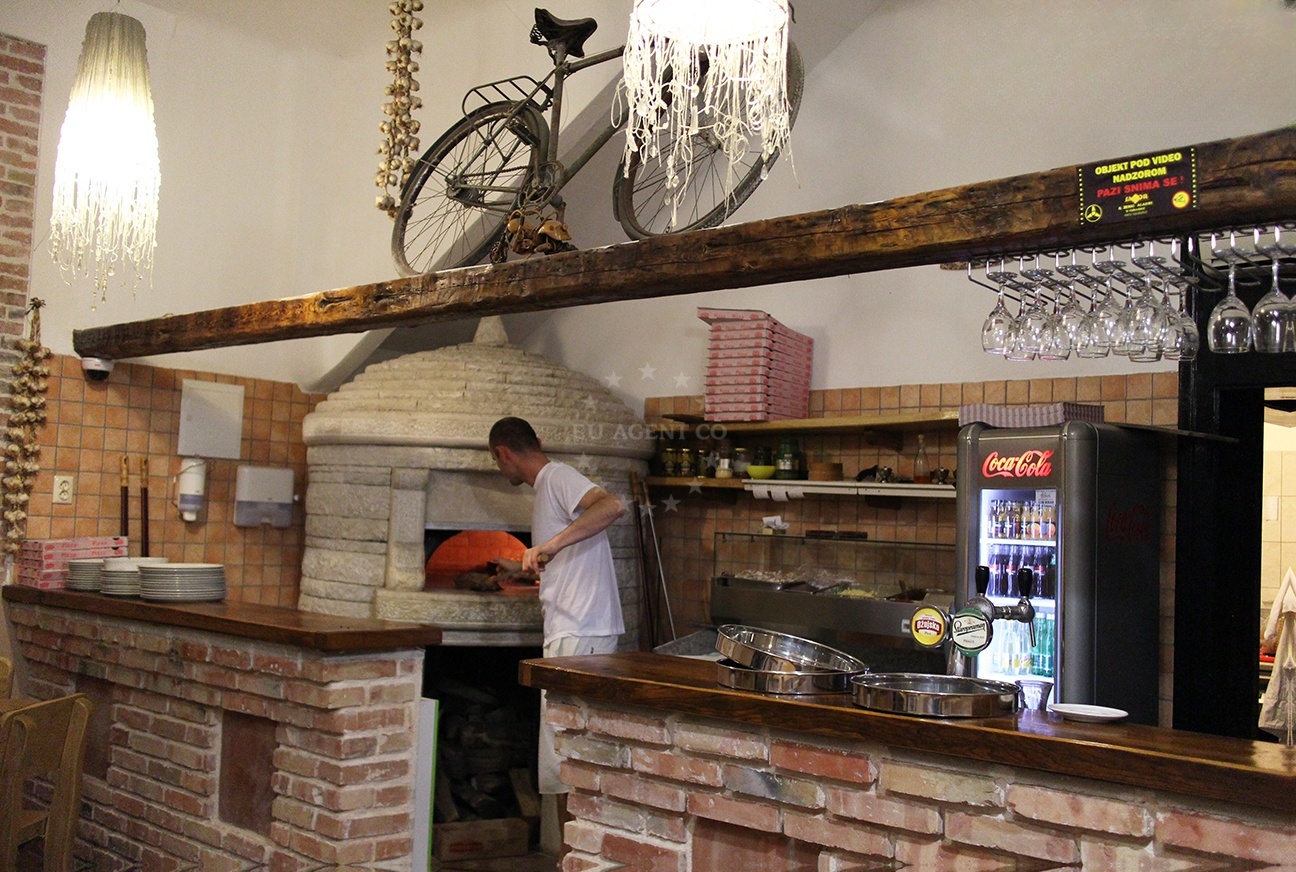 Pizzeria Charly's outdoor seating facing Vis promenade